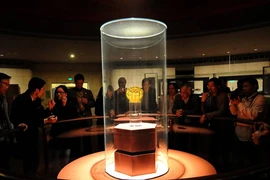 Đề xuất phương án trưng bày hộp vàng hình hoa sen 