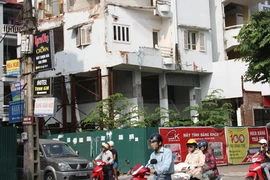 18 tháng sau sự cố nhà sập: Lúng túng trong xử lý