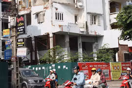 18 tháng sau sự cố nhà sập: Lúng túng trong xử lý