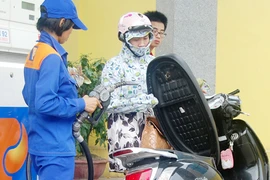 Giá xăng dầu bất ngờ tăng dịp cuối tuần 