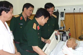 Thăm hỏi, chúc sức khỏe Đại tướng Võ Nguyên Giáp 