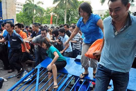 Xô đổ cổng trường xin học 