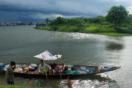 Ráng chiều bên Cồn Hến