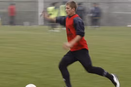 Trong tù vẫn là cầu thủ chuyên nghiệp