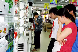 Sau 1 năm Luật Bảo vệ người tiêu dùng có hiệu lực: “Ngậm bồ hòn làm ngọt”