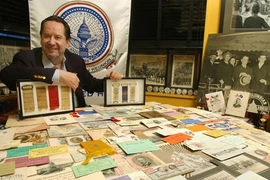 Nhà sử học Mỹ nhúng chàm