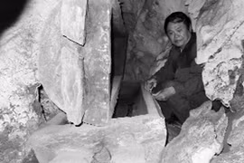 Giải mã động hang ma 