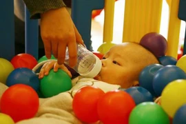 Trung Quốc: Sữa nhiễm thủy ngân, xúc xích có giòi