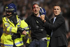 Lo nhất côn đồ sân cỏ