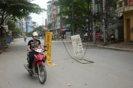 Dây cáp vắt ngang đường Chiến Thắng 