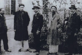 Người nối nhịp cầu Đông - Tây 