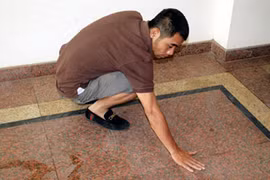 Luộc trứng trên nền nhà, có liên quan đến tâm linh?