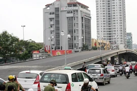 Thông xe 2 cầu vượt lắp ghép vào ngày 26-4 