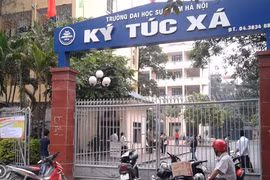 “Khóa chân” sinh viên? 