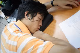 Nguy hại khi đeo tai nghe lúc ngủ