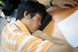 Nguy hại khi đeo tai nghe lúc ngủ