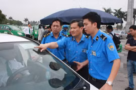 Hàng loạt taxi vi phạm 