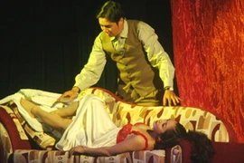 Cảnh “nóng” trên sân khấu: “Nóng” đến đâu là vừa?