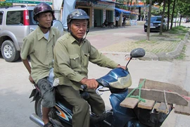 Người thương binh chạy "xe ôm" gom tiền đi tìm đồng đội