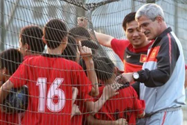 Các CLB phải có “sân sau”