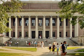 Đại học Harvard lo “mất khách” 