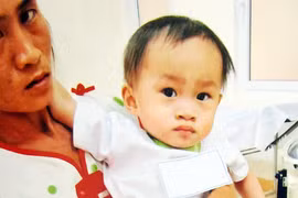 Hai mẹ con “người rừng” đi giám định ADN 