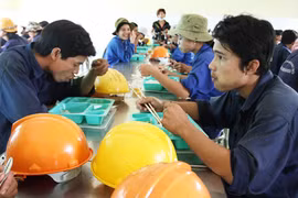 Công nhân no bụng, đói chất 