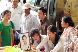 Vụ cháy xưởng may tại Nga: Đưa 14 di hài, thi hài về quê hương 