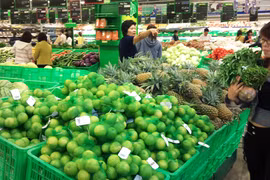 Thực phẩm, dịch vụ chưa chịu giảm giá 
