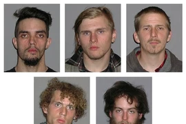 Bị bắt khi đang kích nổ bom… giả 