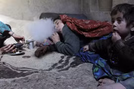 Những đứa trẻ được nuôi dưỡng bằng... thuốc phiện