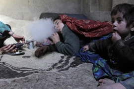 Những đứa trẻ được nuôi dưỡng bằng... thuốc phiện