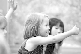 Đua nhau để trẻ “già” mới đi học 