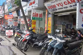 Mùa Euro: Xếp hàng đi... cầm đồ