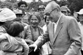 Sống vì Đảng vì dân, chí công vô tư