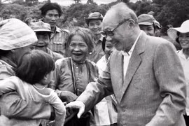 Sống vì Đảng vì dân, chí công vô tư