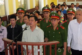 Án nặng cho 3 quan đánh cờ bạc tỷ