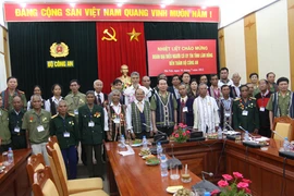 Luôn gắn bó chặt chẽ với nhân dân 