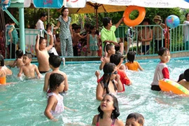 Có lo thiếu chỗ cho trẻ em học bơi? 