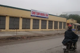 Xây chợ tạm để… bỏ hoang