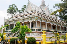 Ngôi chùa khảm gốm độc đáo 