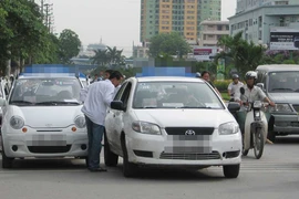 Taxi Hà Nội: Sờ đâu cũng thấy vi phạm