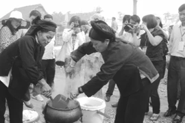 Ở làng văn hóa, khổ hơn ở nhà