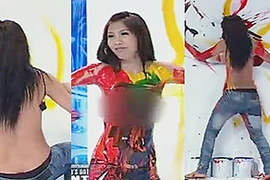 “Sốc” với màn trình diễn tài năng bằng ngực trần 