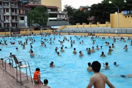Bể bơi quá tải, nguy cơ lây bệnh truyền nhiễm 