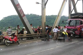 Đi mua bánh mỳ, một nam thanh niên chết trên cầu Bến Thủy