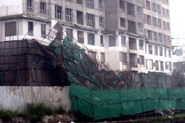 Giàn giáo rung lắc, một công nhân bị thương