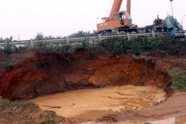 Vỡ đường ống nước sông Đà: Hàng chục nghìn hộ dân lao đao