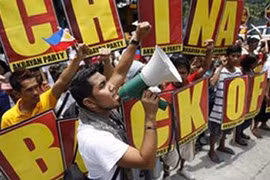 Người dân Philippines biểu tình trước Đại sứ quán Trung Quốc 