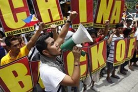 Người dân Philippines biểu tình trước Đại sứ quán Trung Quốc 